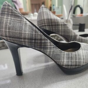 Tahari Plaid Heels SZ 6.5